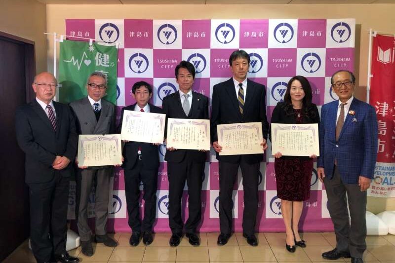 株式会社服部商会が、令和３年度 津島市健康宣言Wチャレンジに於いて優秀賞を受賞した写真。他社の皆様と。